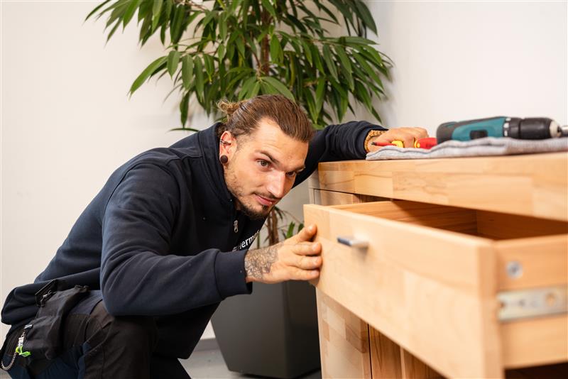 Möbellieferung mit Rundum-Komfort: Wunschplatz + Verpackungsentfernung + Montageservice